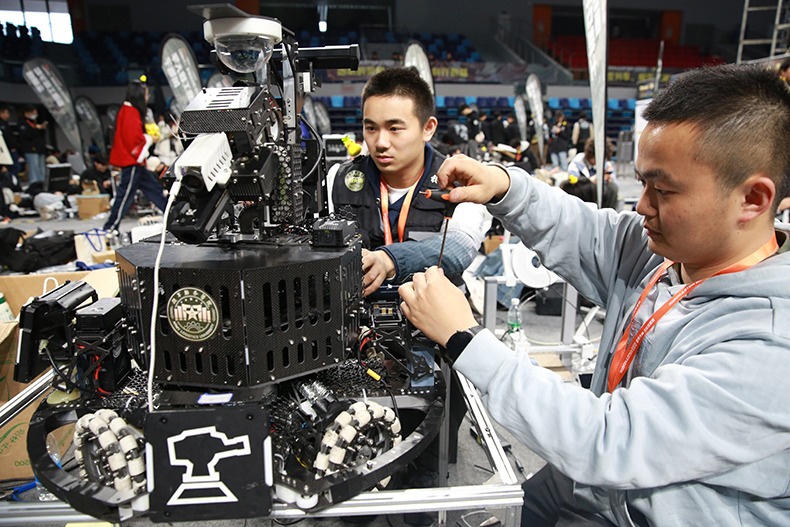 重慶：高校上演“機器人大戰”