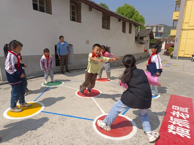 碧城鎮小學師生在玩貓抓老鼠游戲.jpg 碧城鎮小學師生在玩貓抓老鼠游戲.jpg