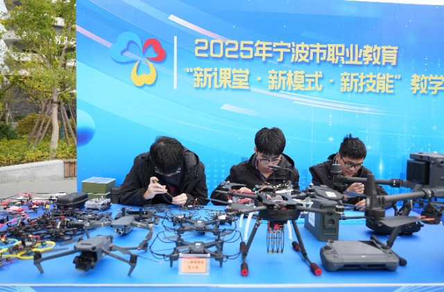 寧波建設(shè)工程學(xué)校無人機(jī)專業(yè)學(xué)生現(xiàn)場組裝維修無人機(jī) 寧波市職業(yè)與成人教育學(xué)院供圖.jpg